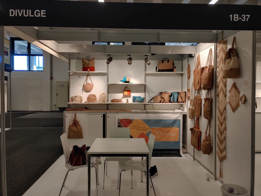 The Divulge stand 1B-37 with jute bags on white shelves